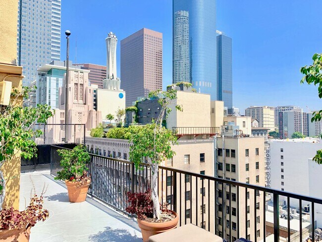Building Photo - Top floor modern crafted spacious 1 Bed + ...
