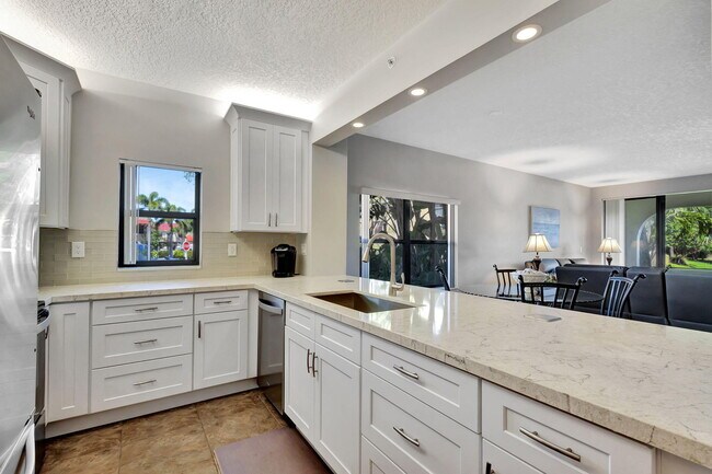 Building Photo - 300 Uno Lago Dr