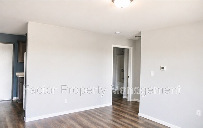 Building Photo - 561 S Elk St