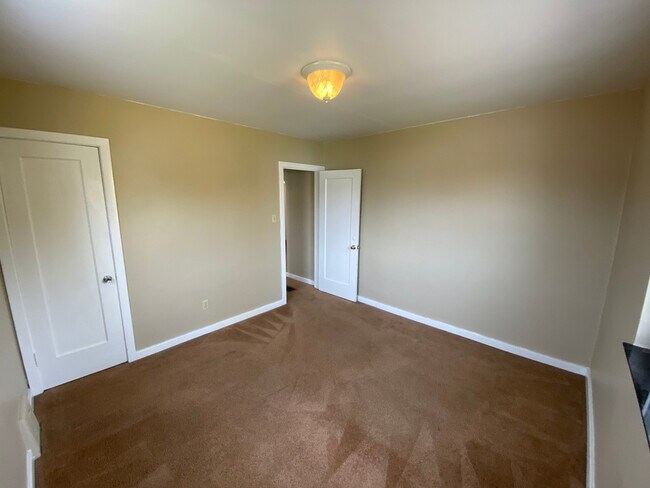 Building Photo - 154 Columbus Way