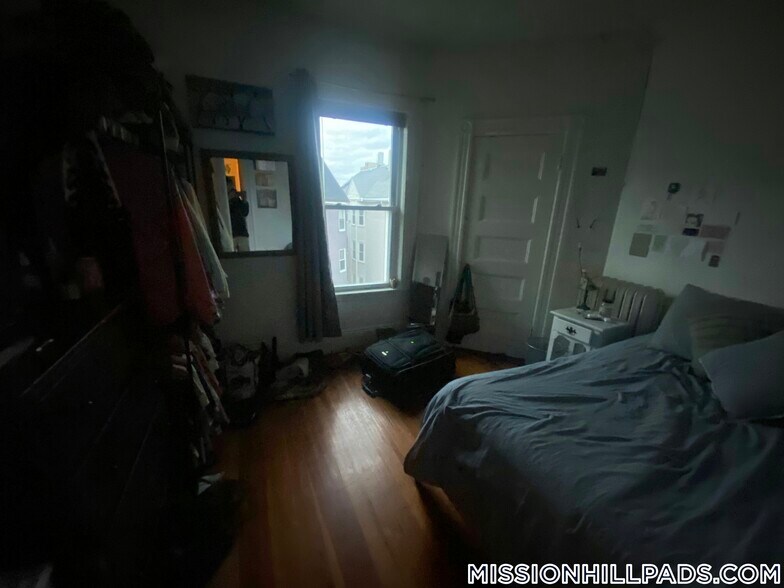 Building Photo - 10 Sachem St