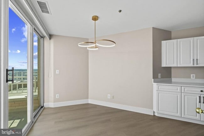 Building Photo - 100 Harborview Dr