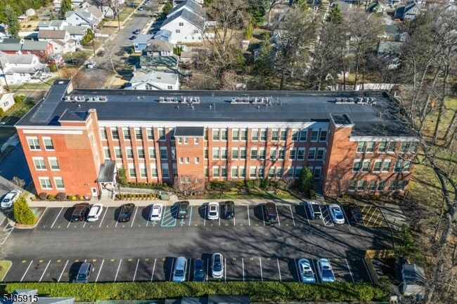 Building Photo - 33 Forest Ave