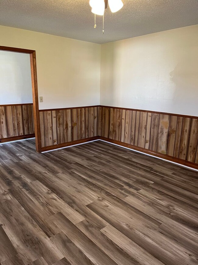 Building Photo - 2 Bedroom Apartment Located in Beautiful Warrensville