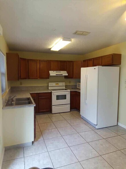Kitchen - 14617 Sunset St