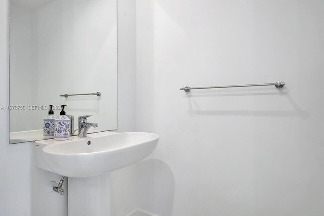 Building Photo - 1100 Biscayne Blvd