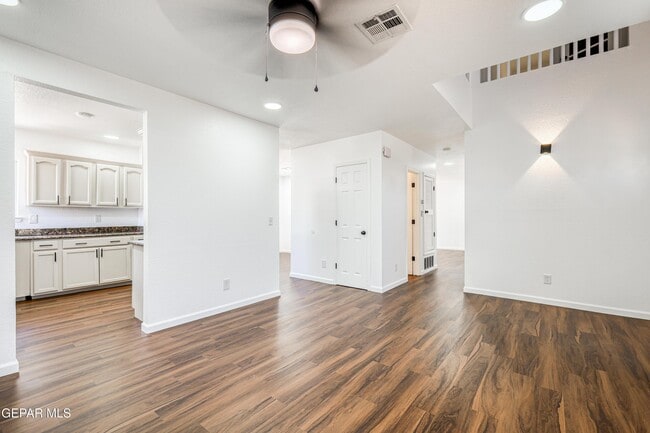 Building Photo - 7600 Plaza Redonda Dr