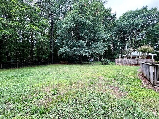 Building Photo - 3609 Lynn Rd