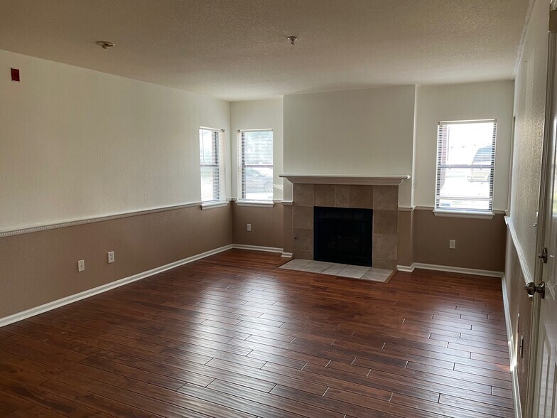 Building Photo - 8740 Corona St