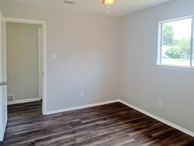 Building Photo - Spacious 3 bedroom 2 bath home w/ swimming...