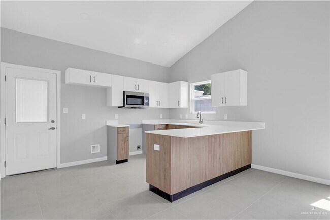 Building Photo - 12 Oriole Rd