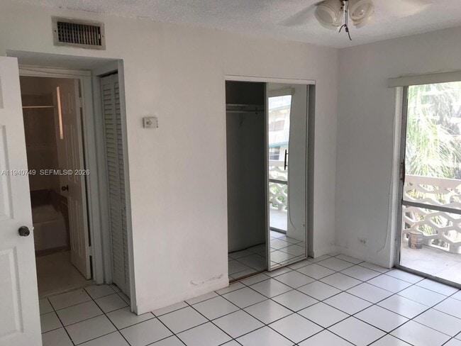 Building Photo - 1610 NW N River Dr