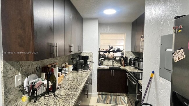 Building Photo - 8810 Fontainebleau Blvd