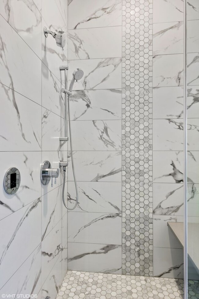 Building Photo - Pet Friendly 3 Bed 2 Bath Condo Quality in Roscoe Village