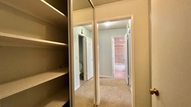 Building Photo - Well-maintained 2bd 1.5 ba  with plenty of...