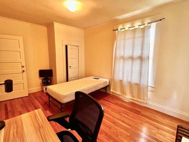 Building Photo - Charming 1920's Single family home near Scott Stadium & UVA for Rent