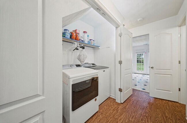 Building Photo - LARGE 4 BEDROOM HOME NEAR MILITARY BASE AND BAY