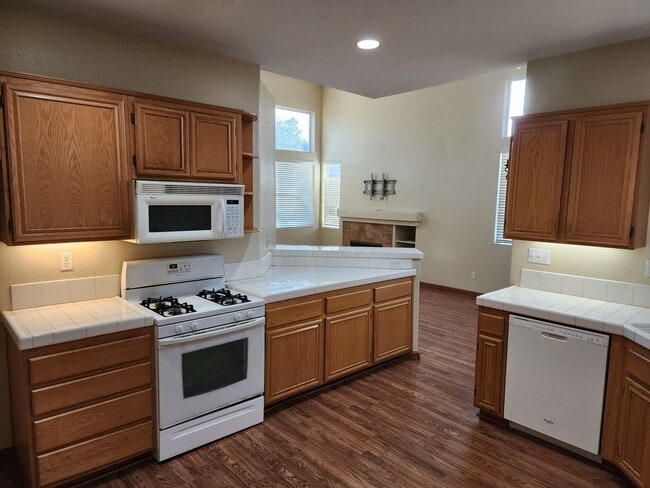 Building Photo - Gorgeous 4 br./3 bath home, close to highl...