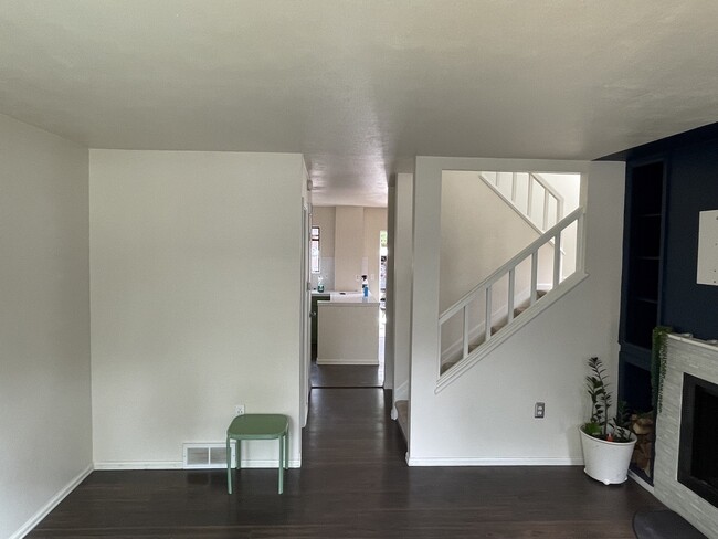 living room to kitchen corridor - 300 Southridge Pl