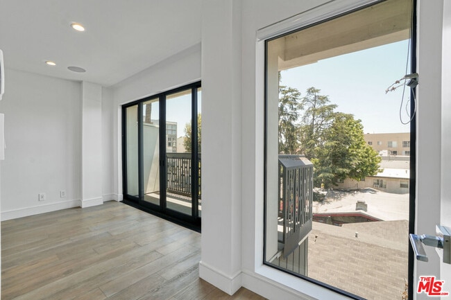 Building Photo - 1445 1/2 N Martel Ave