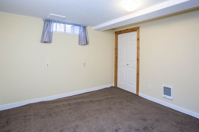 Building Photo - 4 bed/ 3 bath University Rental House ($3,...