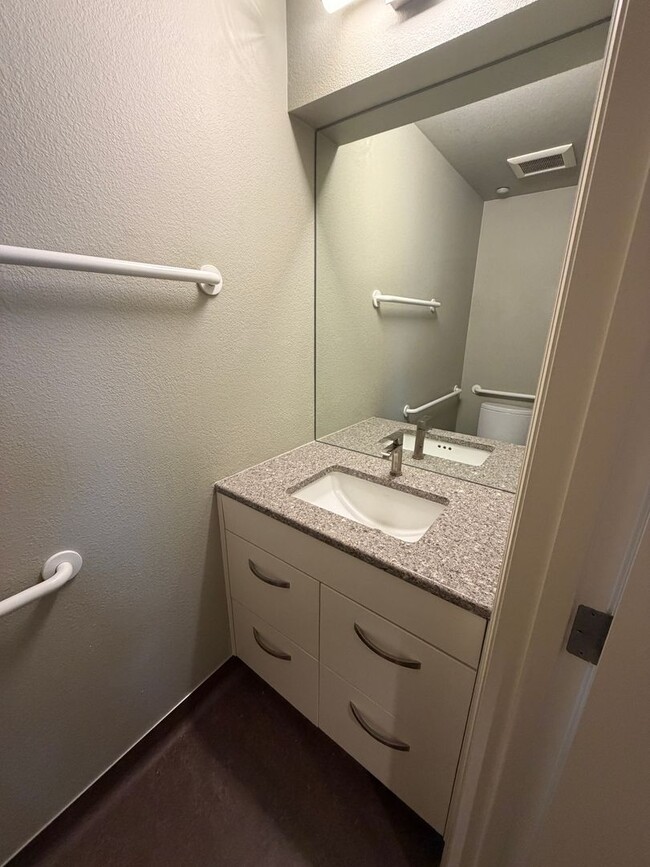 Building Photo - WONDERFUL COLUMBIA SHORES CONDO!