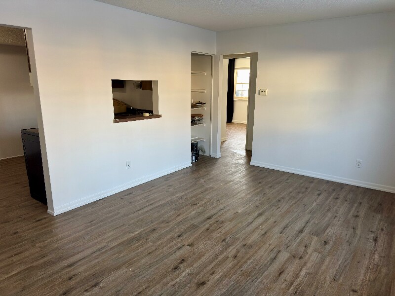 Building Photo - 1120 E 6th St