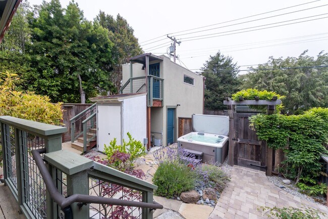 Building Photo - Forest Avenue Hideaway