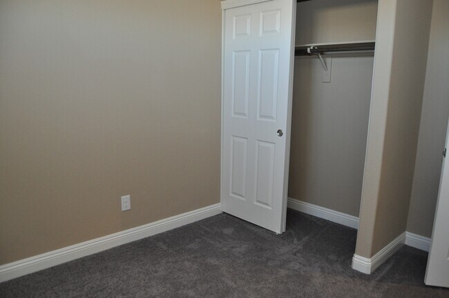 Building Photo - Fabulous 3 bedroom home in gated community!