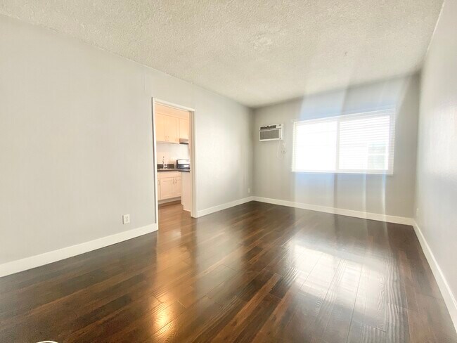 Building Photo - 5557 Carlton Way