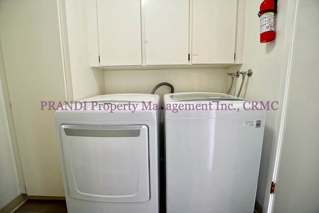 Building Photo - Corner Unit Townhouse With Recent Upgrades!