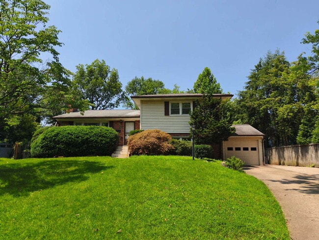Building Photo - Centrally Located McLean Home with Ample S...
