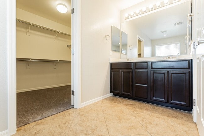 Building Photo - Exquisite 5 bedroom 4 bathroom home with fresh paint and new carpet waiting for you!