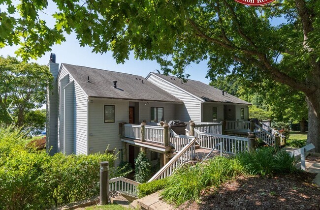 Building Photo - 230 Oak St