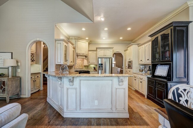 Building Photo - Luxury 5 Bedroom Home in Fairfax Estates, next to public golf course - Safe Room- Memorial High- ...