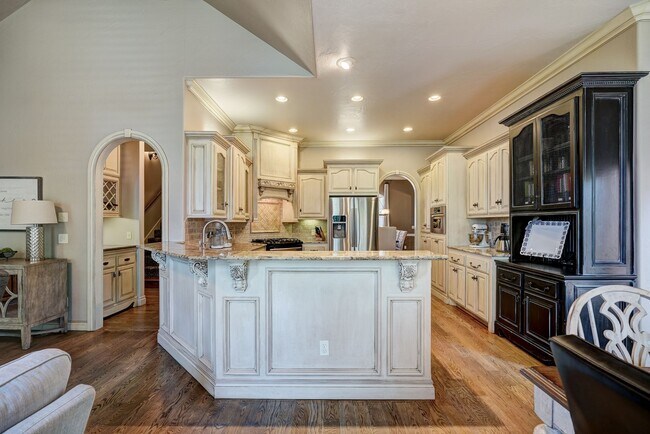 Building Photo - Luxury 5 Bedroom Home in Fairfax Estates + Safe Room + Memorial High + Easy Access to I-35