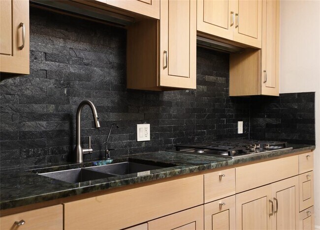 Building Photo - 2705 Island Ledge Cove