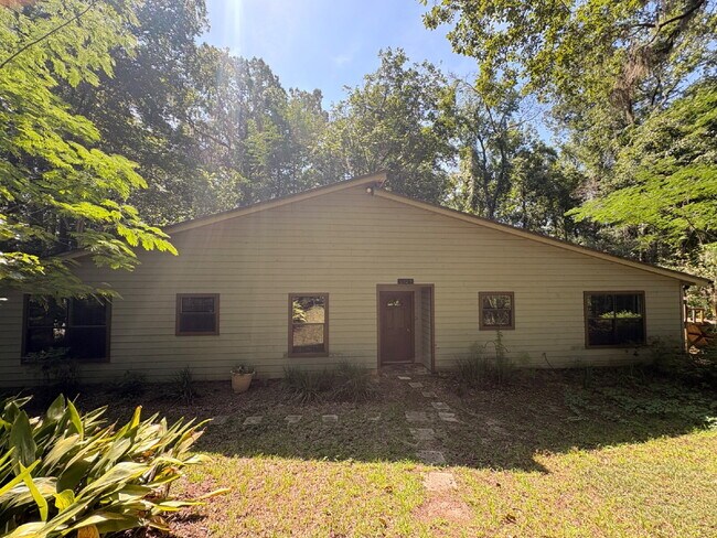 Building Photo - Charming 3-Bed, 2-Bath Home with 1623 sq. ft. of Comfort in the North Side of Tallahassee!