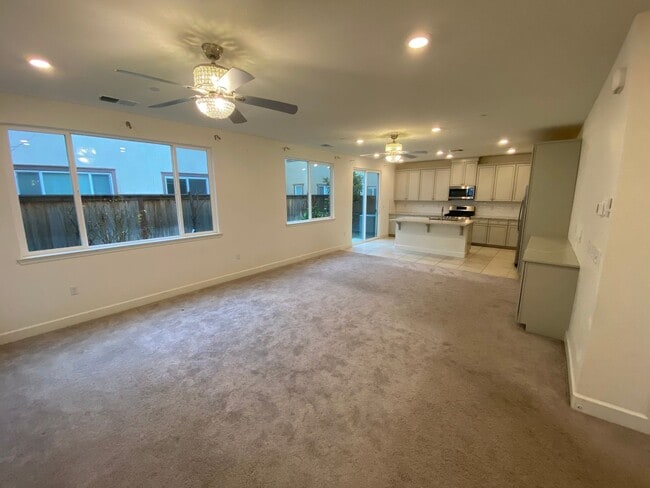 Building Photo - Gorgeous 3 bedroom 2.5 bath home in Northlake community