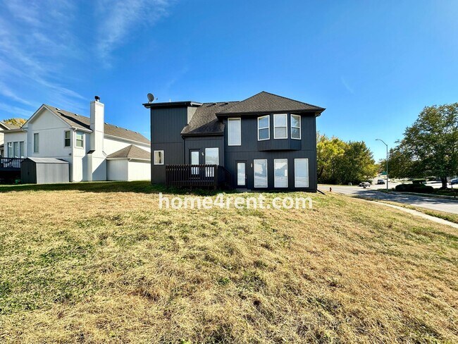 Building Photo - Wonderful Northland Home w/ Hardwood Floors and Plenty of Space!!