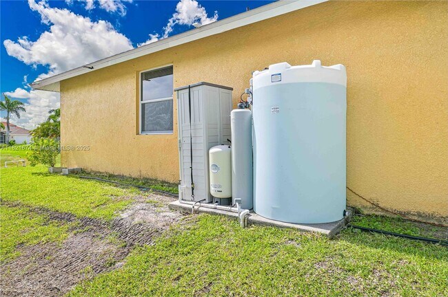Building Photo - 621 NW 37th Ave