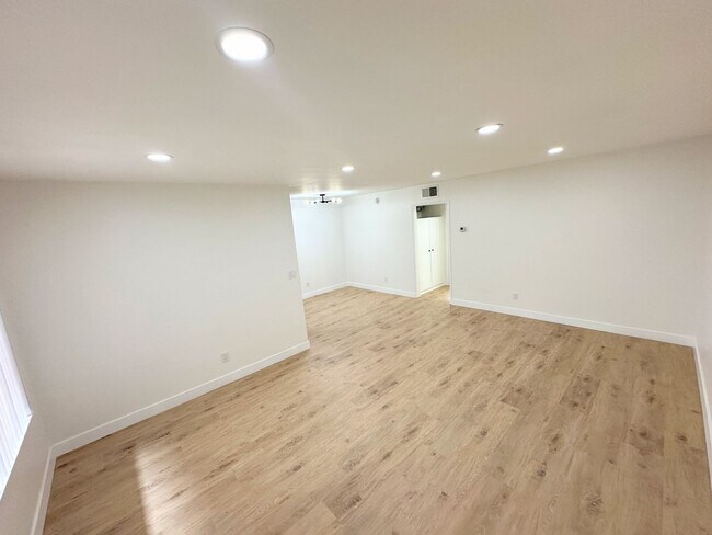 Building Photo - Vintage & Gorgeous 1bd/1ba unit in Sherman...