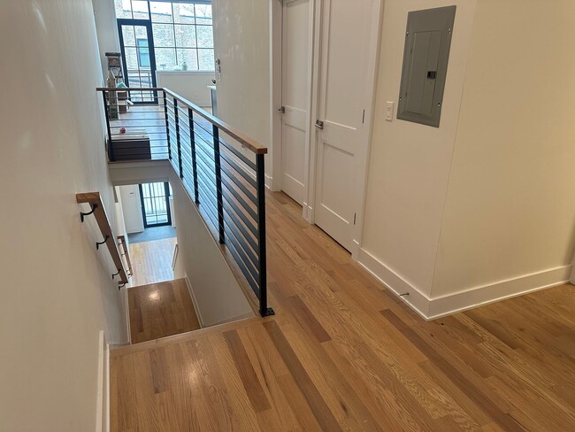 Building Photo - Beautiful 3 Bed 2 Bath Duplex unit in Heart of Lincoln Square