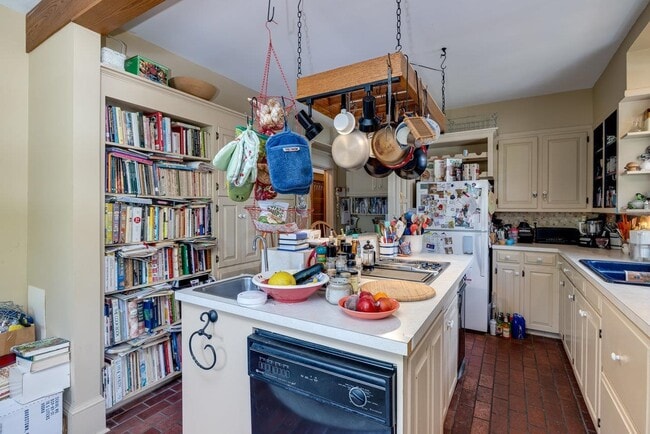 Building Photo - 289 Newman Ave