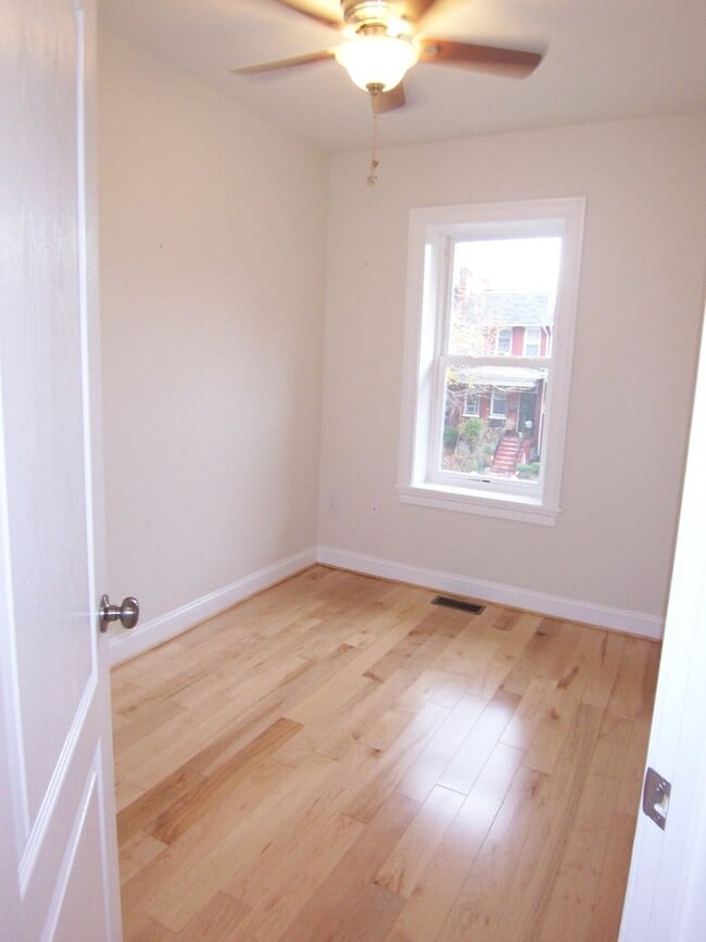 Building Photo - Large 3BR/2.5BA with yard and parking H St...