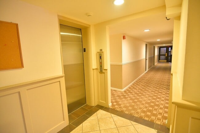 Building Photo - 20 Radcliffe Rd