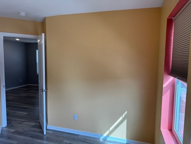 Building Photo - 4 bedroom 2.5 bathroom almost-new house in...