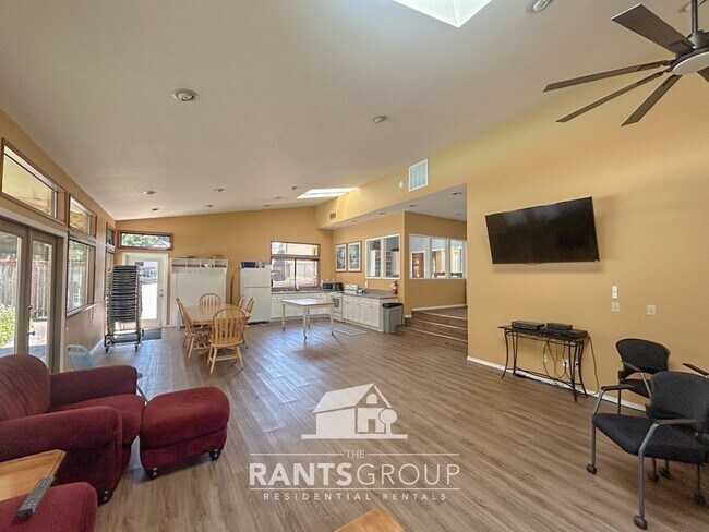 Building Photo - Indian Creek 2 Bedroom!