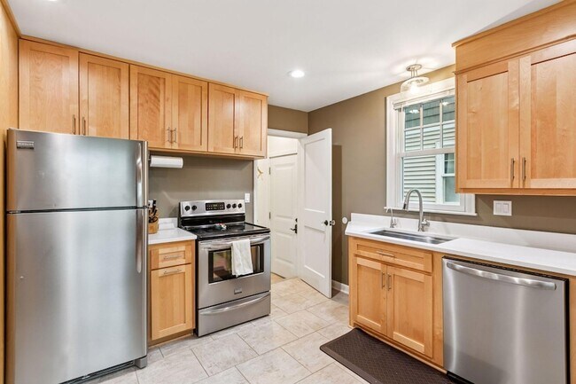 Building Photo - 3040 Hampshire Ave S