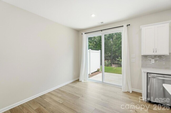 Building Photo - 14862 Tamarack Drive